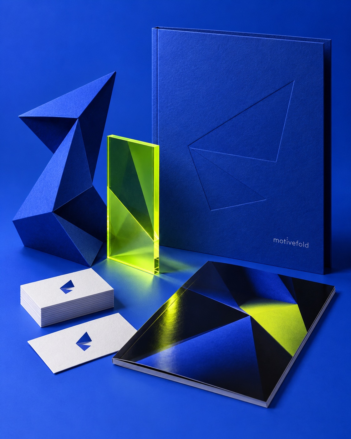 แนวคิดอัตลักษณ์ Motivefold ผ่านชุดงานแบรนด์สีน้ำเงินโคบอลต์และเขียวไลม์